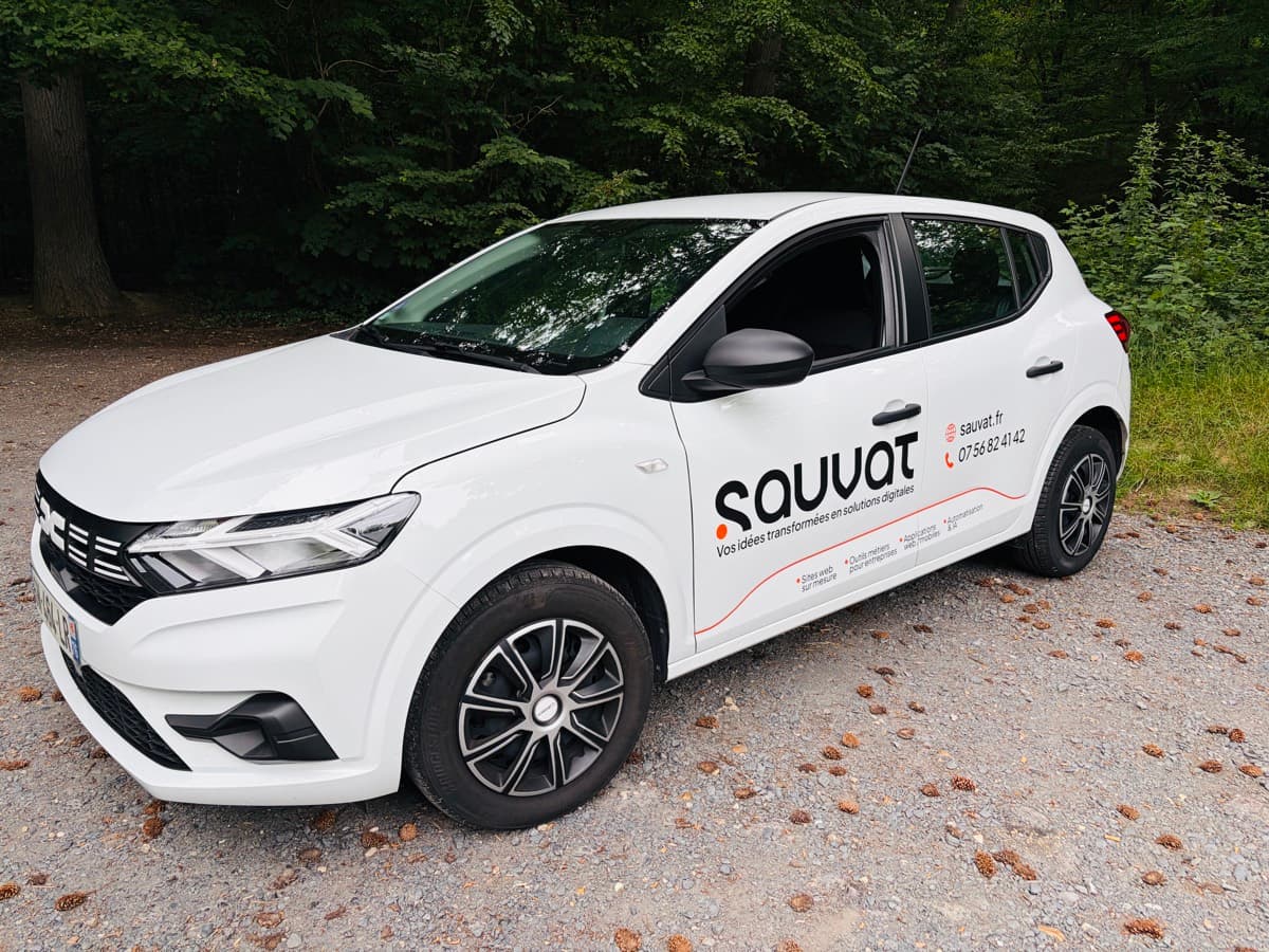 La voiture floquée Sauvat, développeur web en Normandie