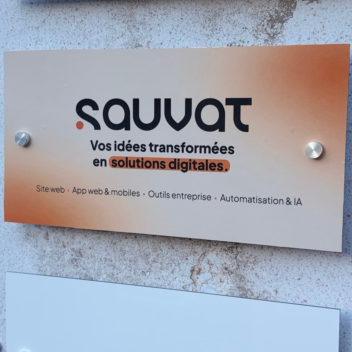 La plaque Sauvat à l'entrée du bureau, à Gaillon